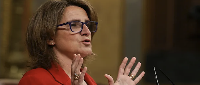 Radiografía del derrumbe eléctrico o por qué la caída de los precios impulsa a Endesa y es un lastre para Solaria y Acciona Energía